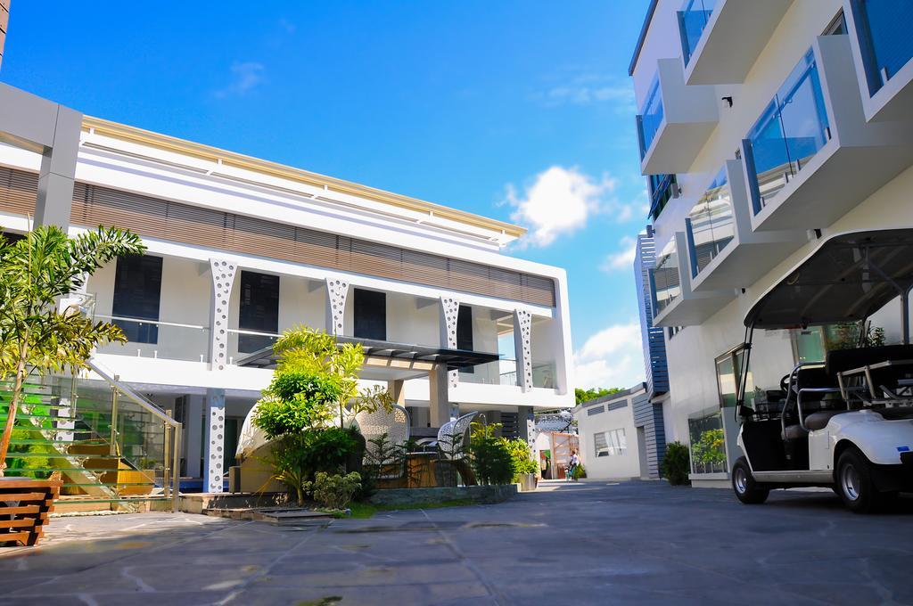 Eloisa Royal Suites Lapu-Lapu City Exteriör bild