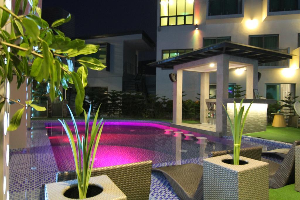 Eloisa Royal Suites Lapu-Lapu City Exteriör bild